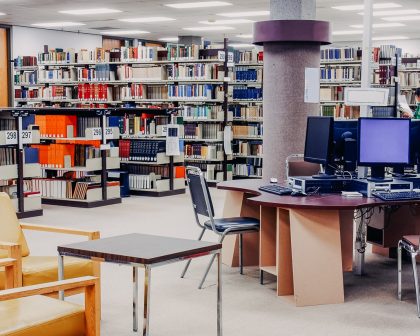 A library with a table and chairs.